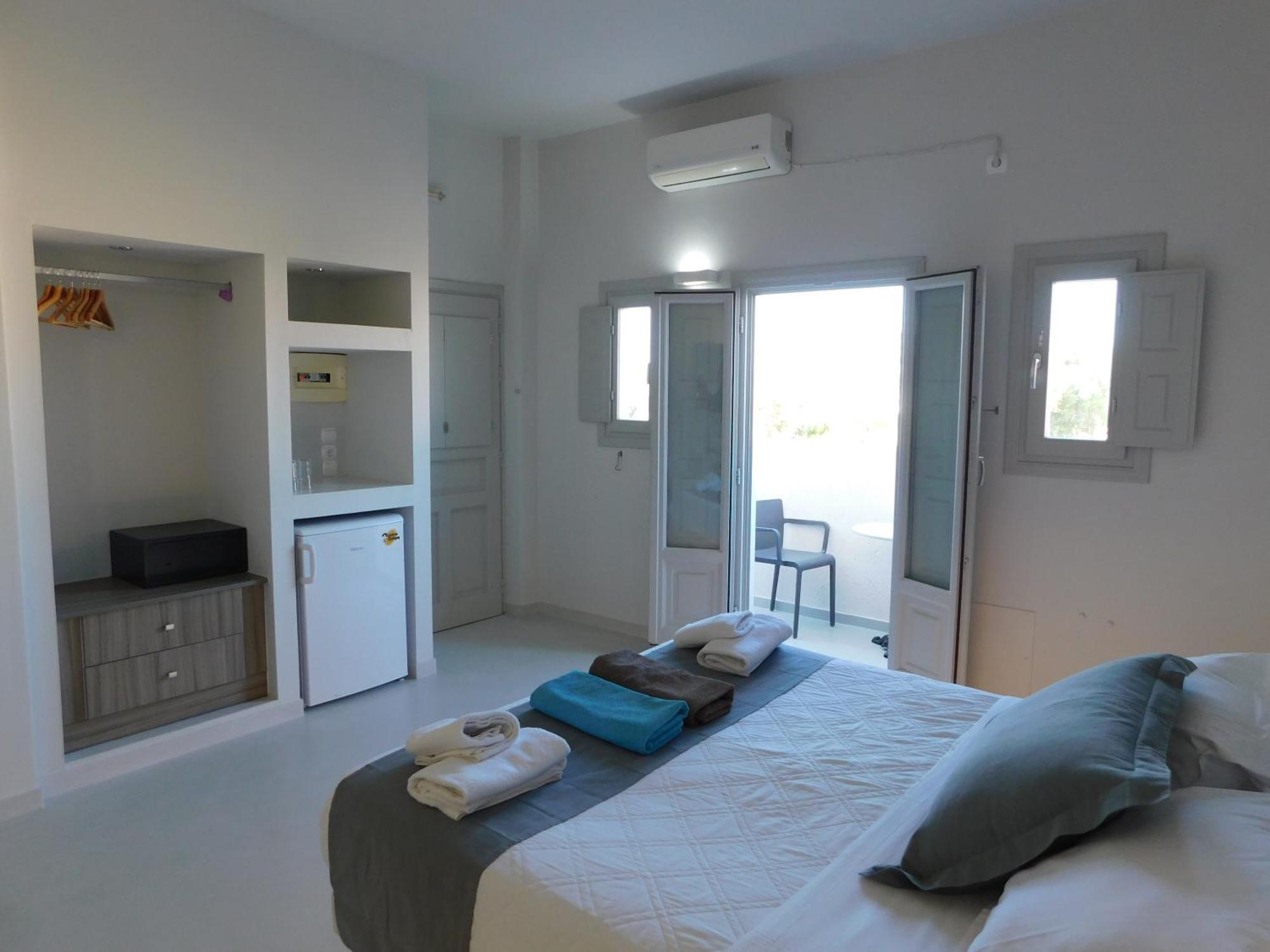 Happy Fish Rooms- Beachfront Περίσσα Εξωτερικό φωτογραφία