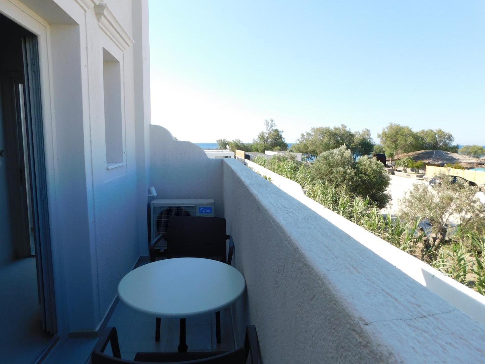 Happy Fish Rooms- Beachfront Περίσσα Εξωτερικό φωτογραφία