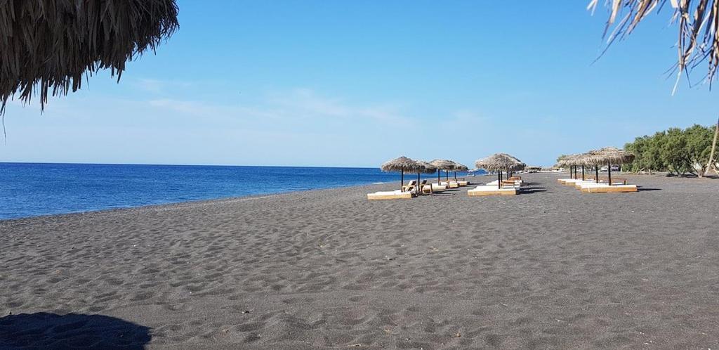 Happy Fish Rooms- Beachfront Περίσσα Εξωτερικό φωτογραφία
