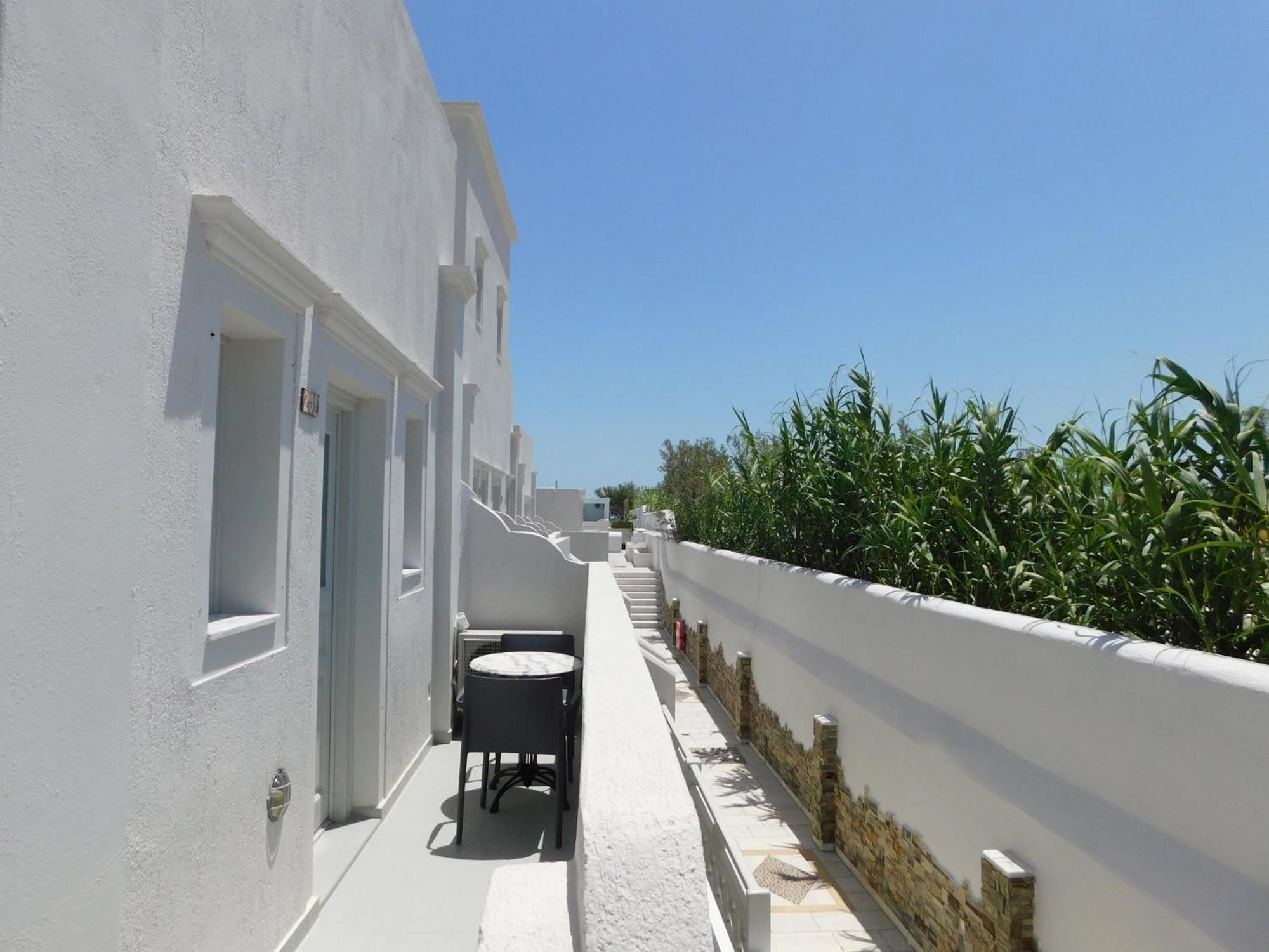 Happy Fish Rooms- Beachfront Περίσσα Εξωτερικό φωτογραφία